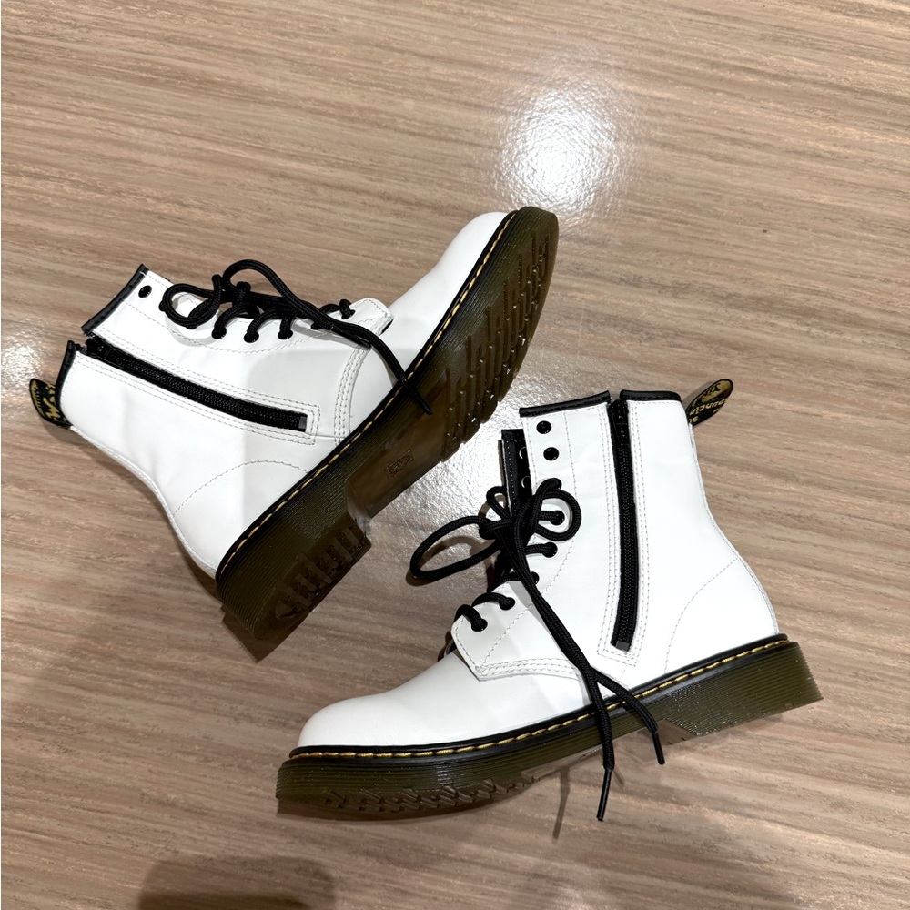 BRAND NEW Dr. Marten White soft leather lace ups! WOMENS SZ 7/Youth size 5